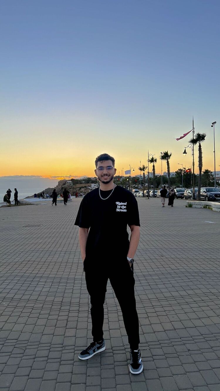  54135679  Adam, 24 ,    