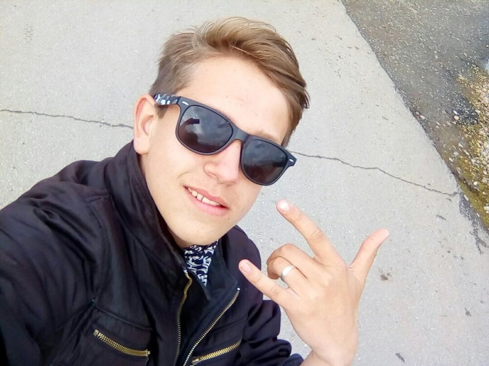  32612409  Nick, 22 ,    