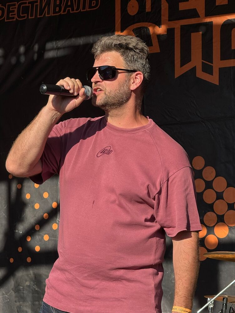  52938839  Anton, 45 ,    