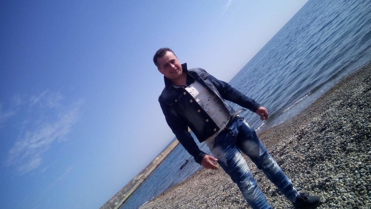  18535719  Iulian, 38 ,    