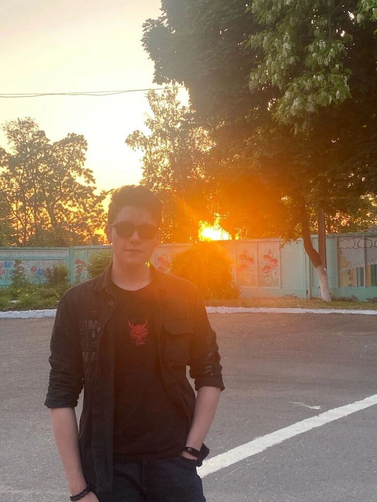  53330019  Artyom, 21 ,    