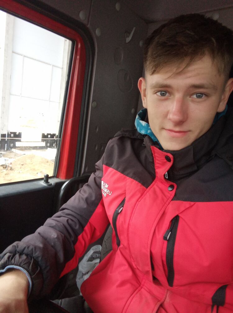  37711989  Denis, 22 ,    