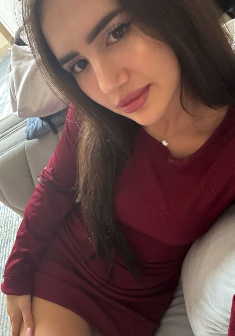  53307139  Julia, 20 ,    