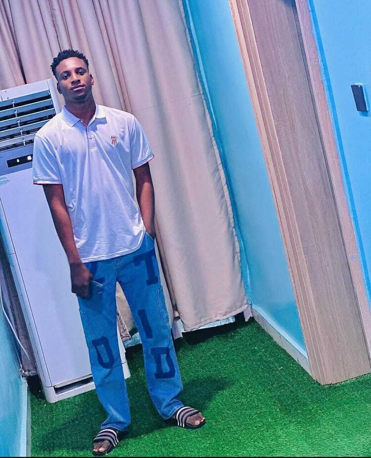  ,   Famous, 32 ,   ,   , c , 