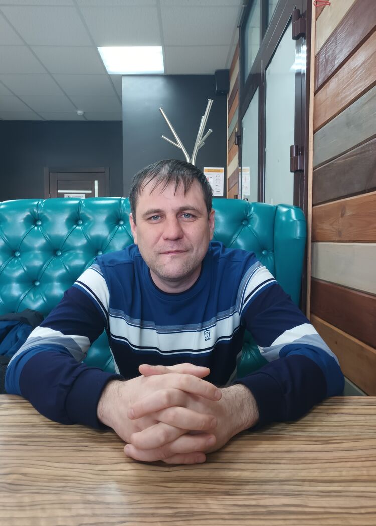  33953519  Evgenij, 44 ,    