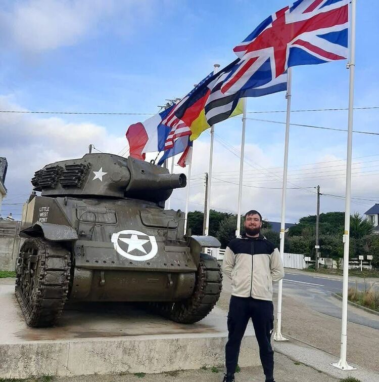  48339149  Ale ei, 28 ,    