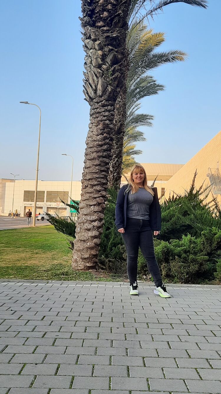  ,   Elena, 45 ,   c 