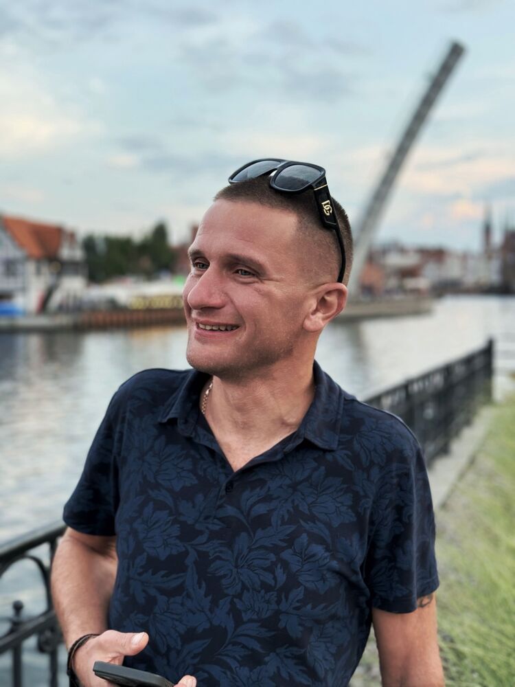  45751209  Andrei, 42 ,    