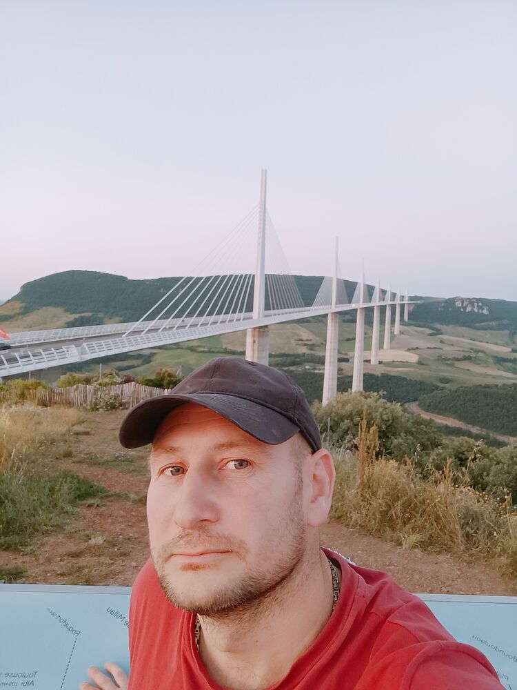  35669289  Iurii, 42 ,    