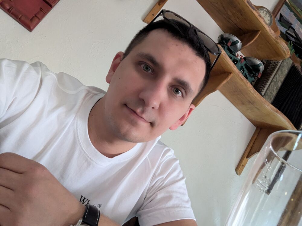  ,   Artur, 32 ,   