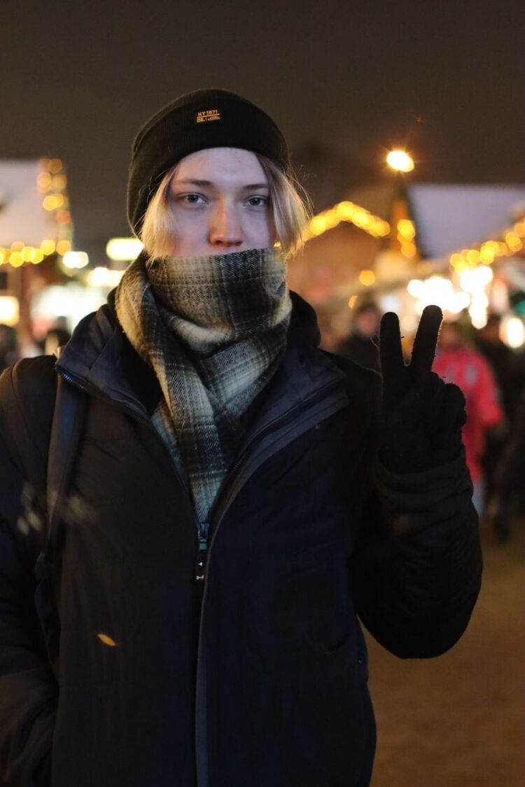  26009429  Oleksandr, 22 ,    
