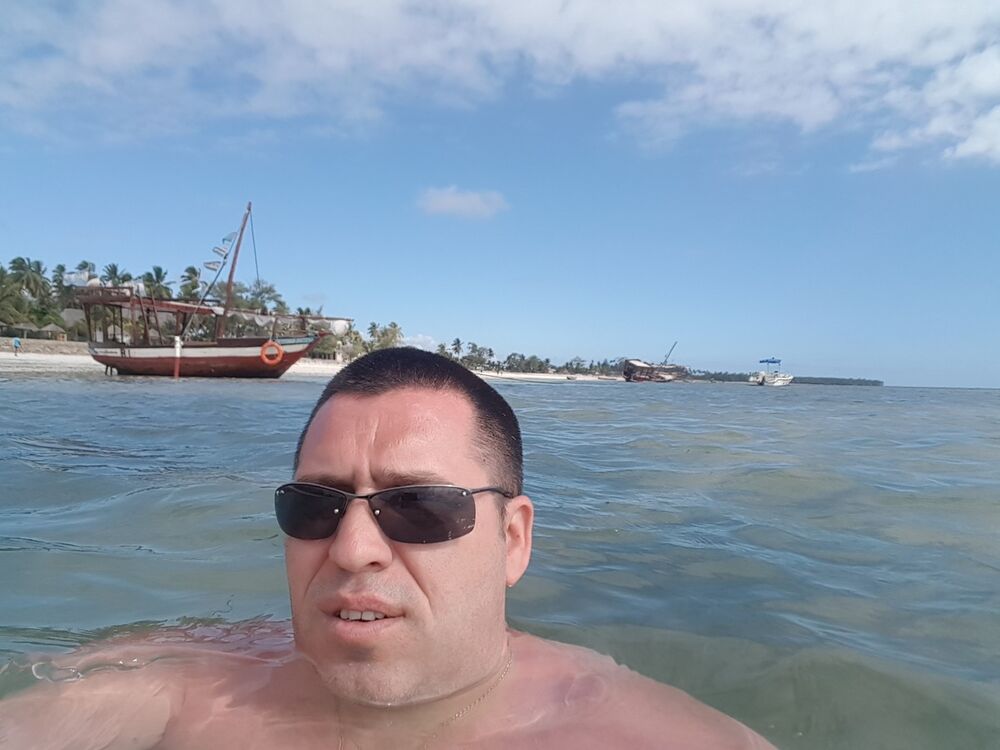  18210649  Aleks, 49 ,    