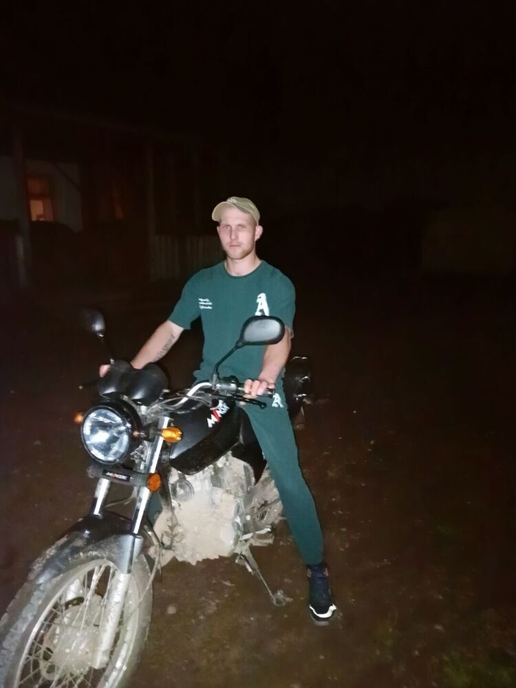  37874119  Pavel, 24 ,    