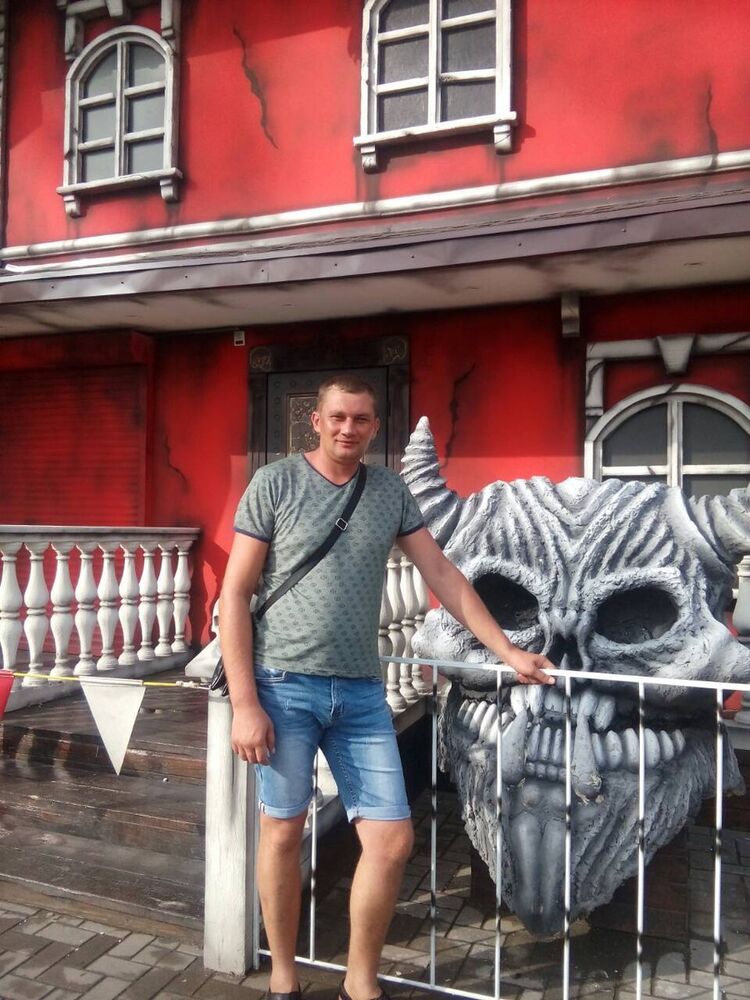  15851419  Viktor, 36 ,    