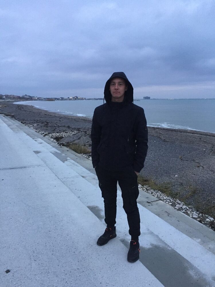  18438239  Viktor, 27 ,    