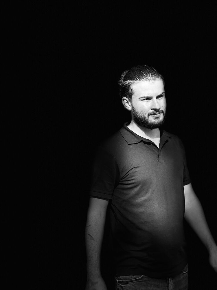  39624909  Onur, 27 ,    