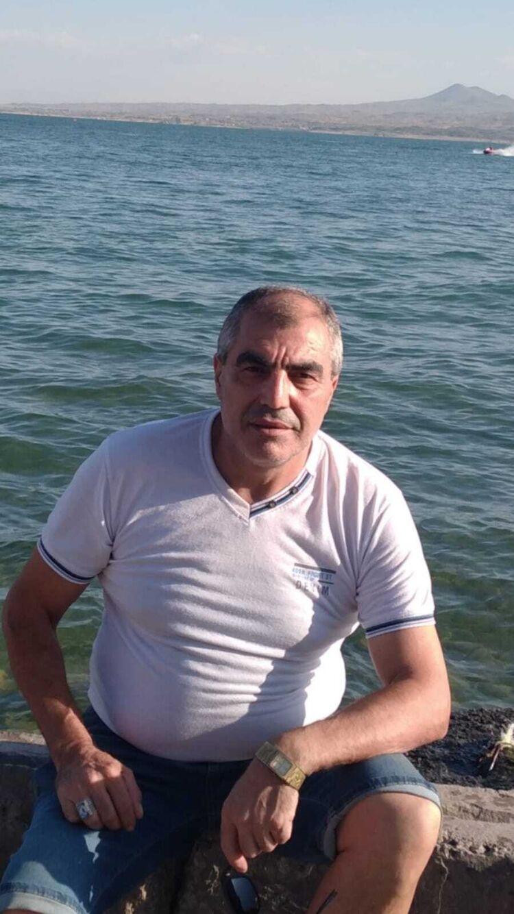  46758129  Ogannes, 49 ,    
