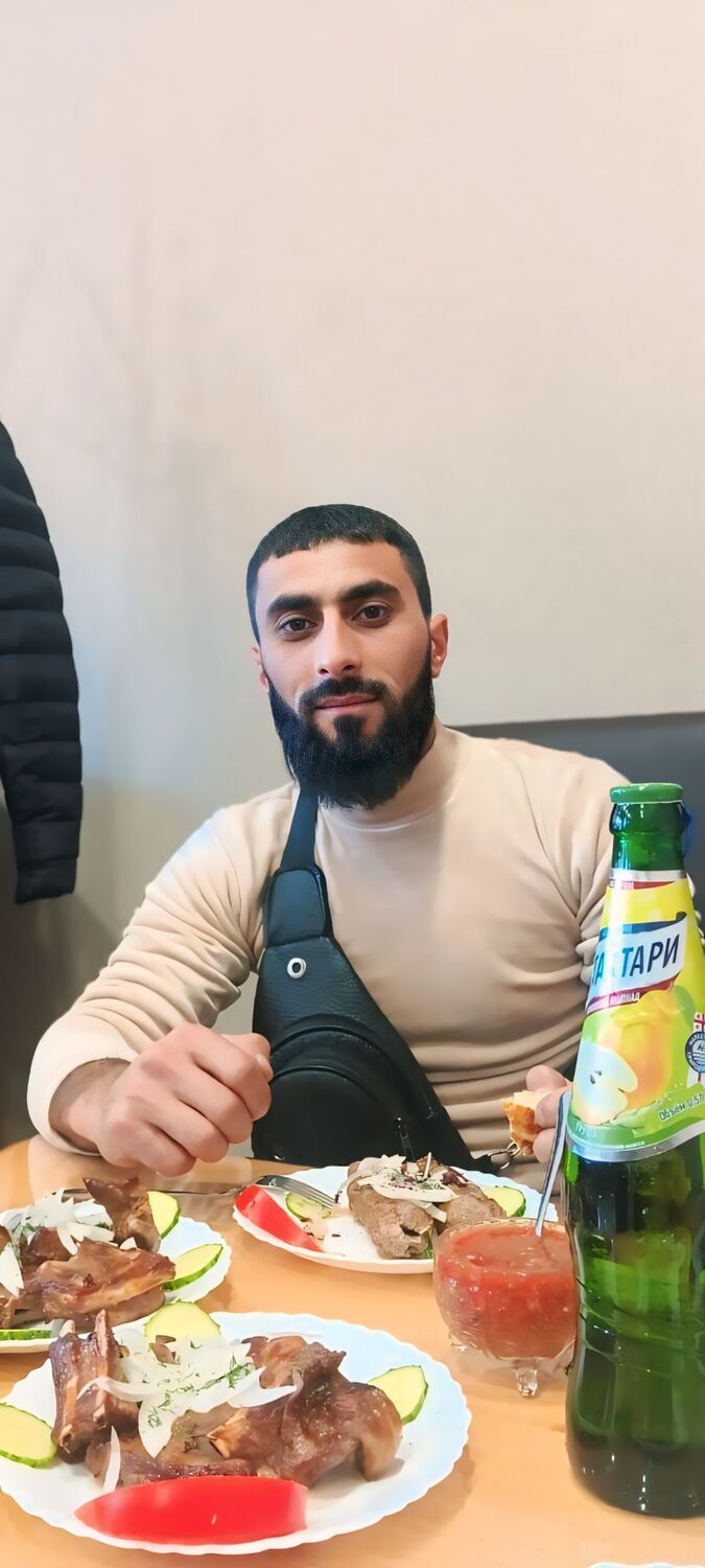  ,   Huseyin, 29 ,     , c , 