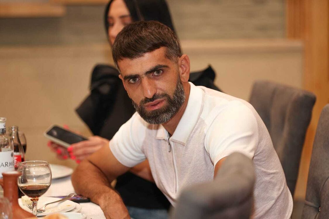  48104569  Hayk, 37 ,    