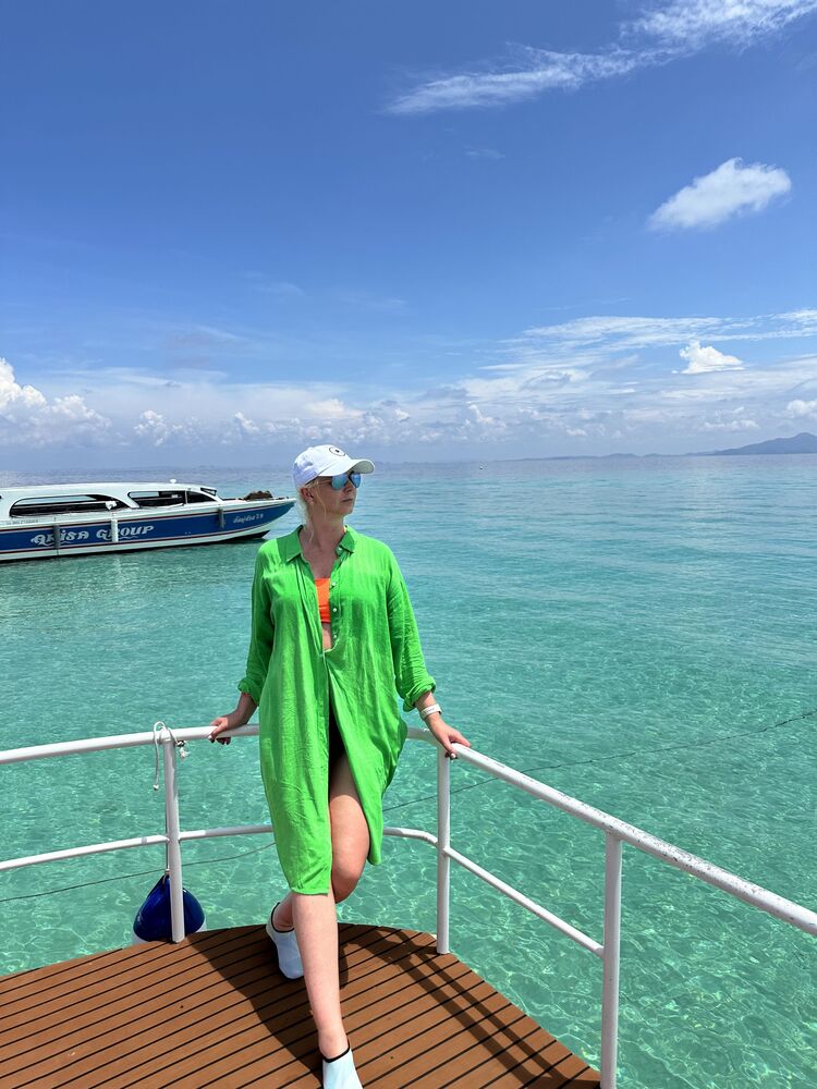  54204769  Elena, 48 ,    -