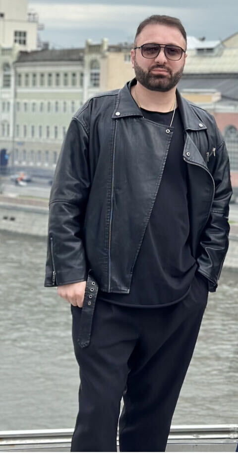  43020619  Roman, 40 ,    