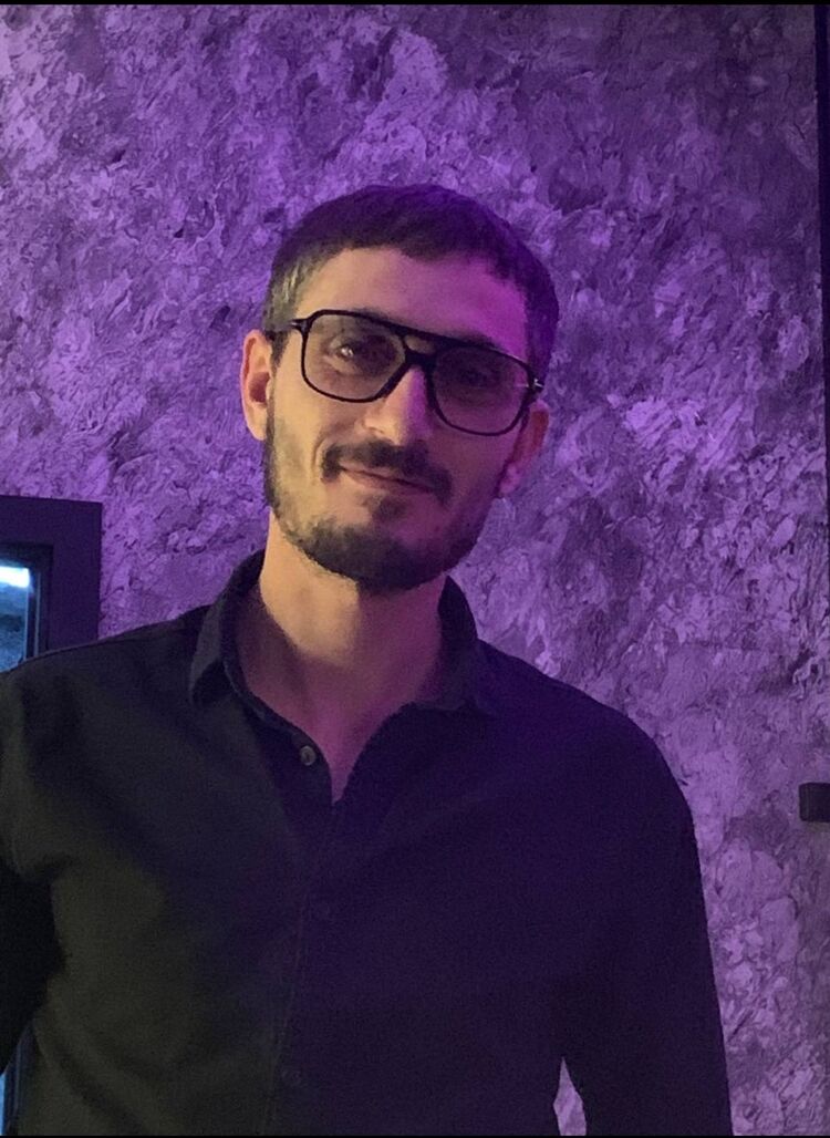  52548549  Robert, 31 ,    