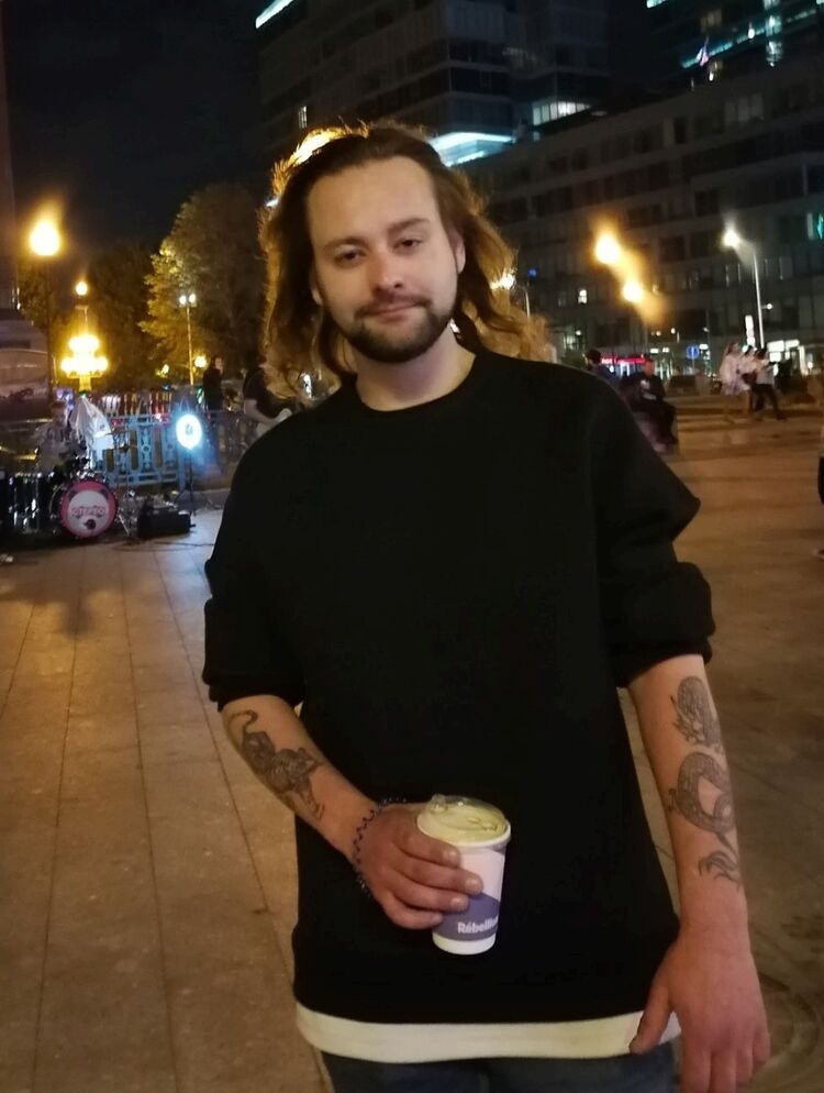  40498669  Mikhail, 27 ,    