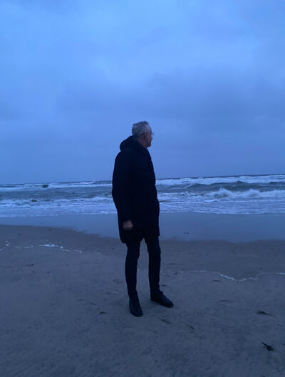  ,   Den, 47 ,  