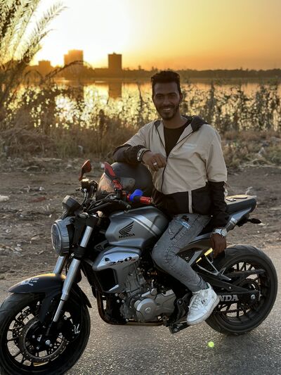  ,   Mostafa, 32 ,     , c 