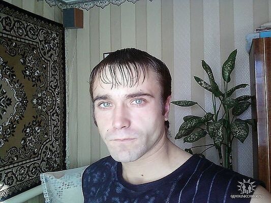  ,   Tolis, 37 ,  