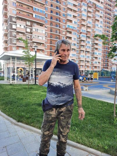  ,   Nik, 61 ,   ,   