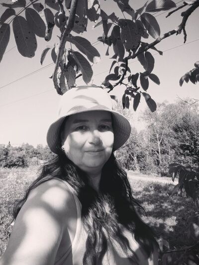  ,   Julia, 49 ,   
