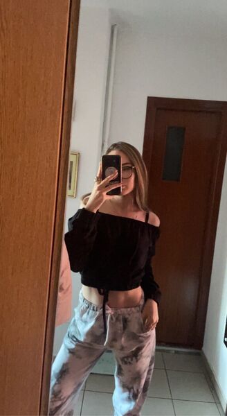  ,   Anya, 29 ,   c 