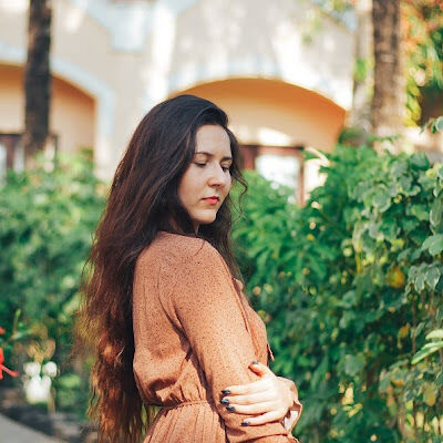  ,   Anna, 27 ,  
