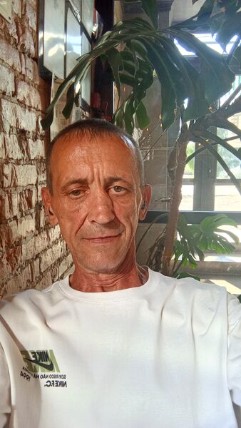  ,   Viktor, 54 ,   c 