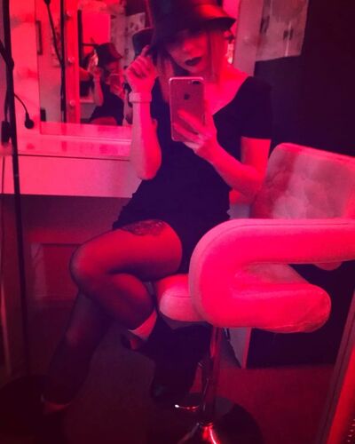  ,   Viktoria, 37 ,   , 