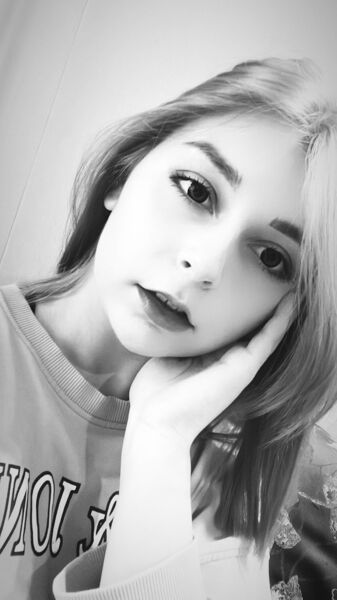  ,   Lia, 19 ,   