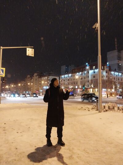  ,   Sara, 27 ,   