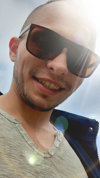  ,   Lewa, 32 ,  