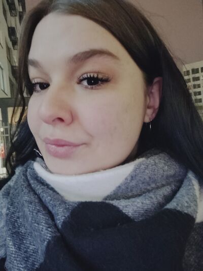  ,   Valeria, 21 ,  