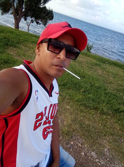  ,   Gustavo, 42 ,   ,   