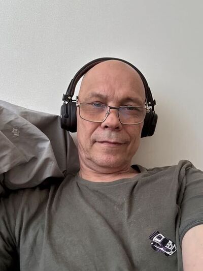  ,   Axel, 52 ,  