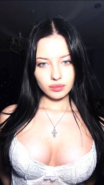  ,   Valeria, 19 ,   c 