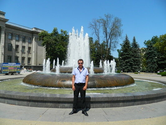  ,   Viktor, 48 ,  