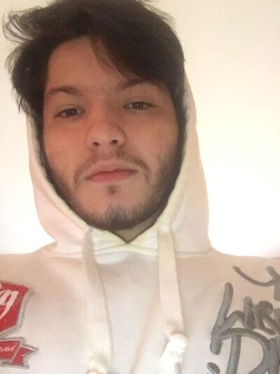  ,   Artur, 27 ,  