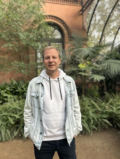  Barcelona,   , 37 ,   