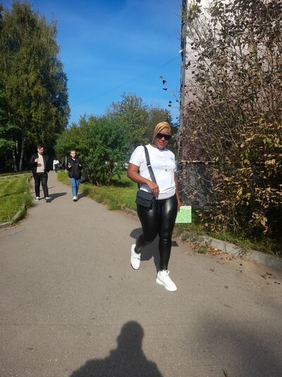  ,   Emilie, 38 ,   ,   