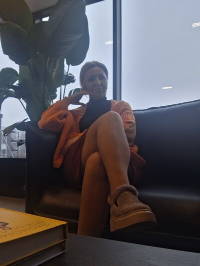 ,   Lara, 44 ,   c 