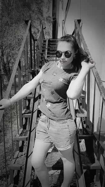  ,   Viktoria, 28 ,   c 