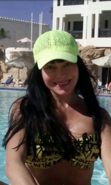  ,   Lora, 42 ,  